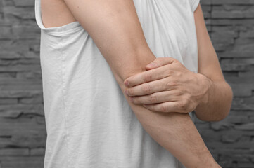 Łokieć i ból łokcia z bliska