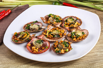 Baked scallops with scalion oil
