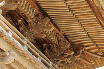木造の神社の門