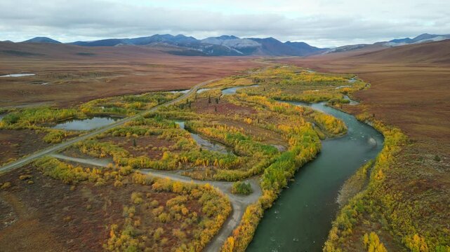 Die vielf&auml;ltige Landschaft auf dem Dempster Highway im Herbst
