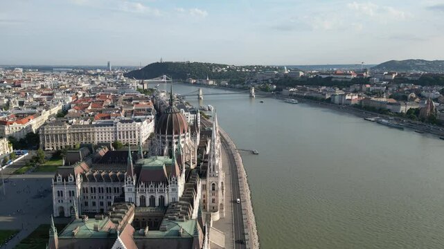 Vue a&eacute;rienne panoramique de la ville capitale Budapest avec parlement hongrois Orsz&aacute;gh&aacute;z gothique en bord de rivi&egrave;re Danube, Hongrie, Europe
