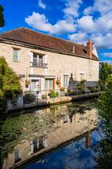 Dans les rues du village de Chablis