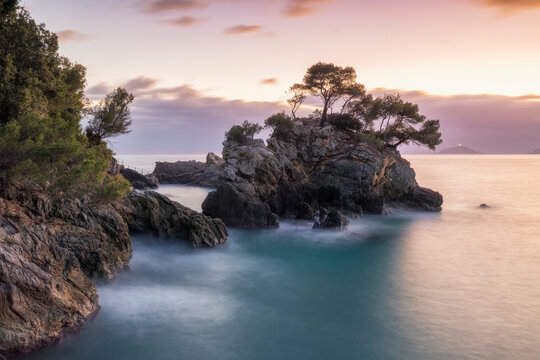 Bellissima vista sulle scogliere liguri, zona Eco del Mare, Fiascherino, comune di Lerici, provincia della Spezia, distretto Liguria, Italia, Europa