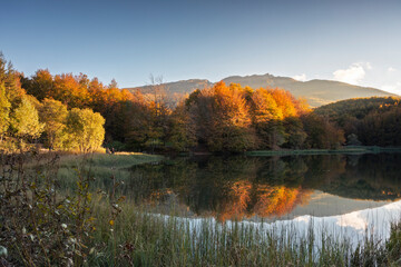 Riflessioni autunnali sul Lago Pranda, parco nazionale dell'appennino tosco-emiliano, comune di Ventasso, provincia di Reggio Emilia, distretto Emilia-Romagna, Italia, Europa