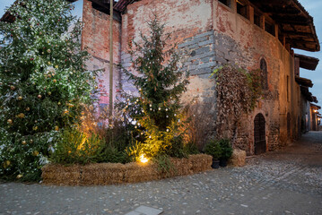 Fototapeta premium Italia, Ricetto di Candelo. Panorama di borgo medievale con abete e albero di Natale addobbato. Storia e cultura di Italia e d'Europa.