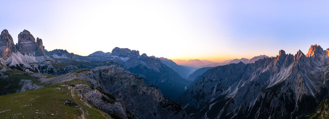 Fototapeta premium Panorámica del amanecer en las Tres Cimas de Lavaredo (Dolomitas, Italia)