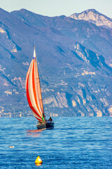 imbarcazione a vela sul lago di Garda