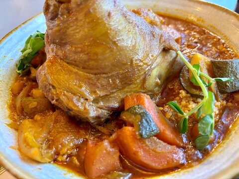Souris d&rsquo;agneau &agrave; l&rsquo;orientale avec semoule aux raisins secs 