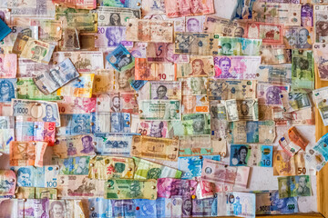 Tableau avec des billets de tous pays