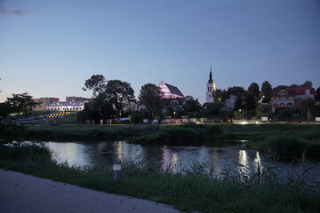 Uniejów nocą. Rzeka Warta. Polska - Łódzkie.