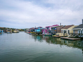 Obraz premium Sausalito et ses maisons flottantes près de San Francisco en Californie