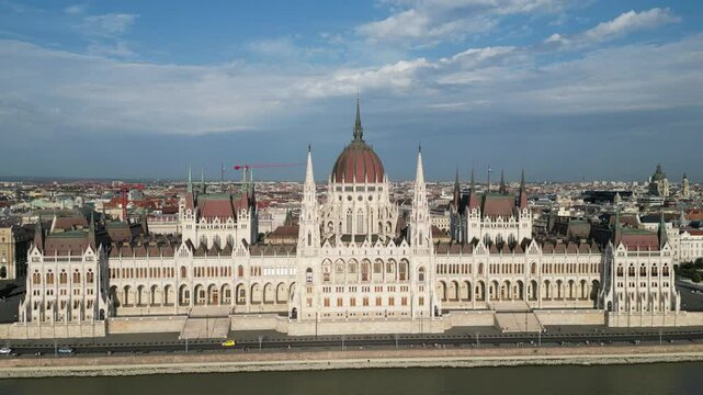 Vue a&eacute;rienne panoramique de la ville capitale Budapest avec parlement hongrois Orsz&aacute;gh&aacute;z gothique en bord de rivi&egrave;re Danube, Hongrie, Europe
