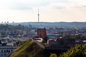 Blick vom Berg der drei Kreuze &uuml;ber die Stadt Vilnius mit Gediminas-Burg und dem Fernsehturm, Litauen