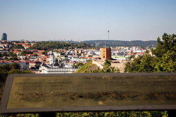 Blick vom Berg der drei Kreuze &uuml;ber die Stadt Vilnius mit Gediminas-Burg und dem Fernsehturm, Litauen