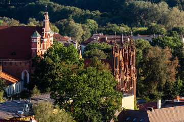 Blick vom Berg der drei Kreuze &uuml;ber die Stadt Vilnius mit der St Anne's Kirche, Litauen