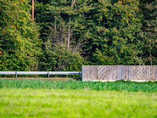 Lärmschutzwand neben einer Landstrasse