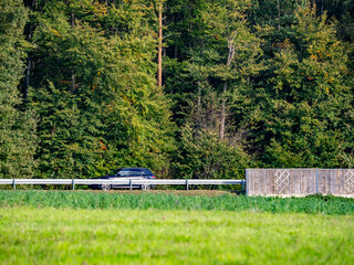 Lärmschutzwand neben einer Landstrasse