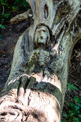 Schnitzerei an einem toten Baum im Park zwischen Uzupis und Gediminas Berg, Vilnius, Litauen