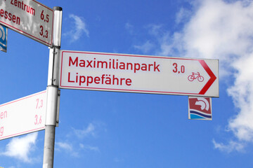 Fahrrad Wegweiser, Maximilianpark, Römer Lippe Route mit Lippefähre