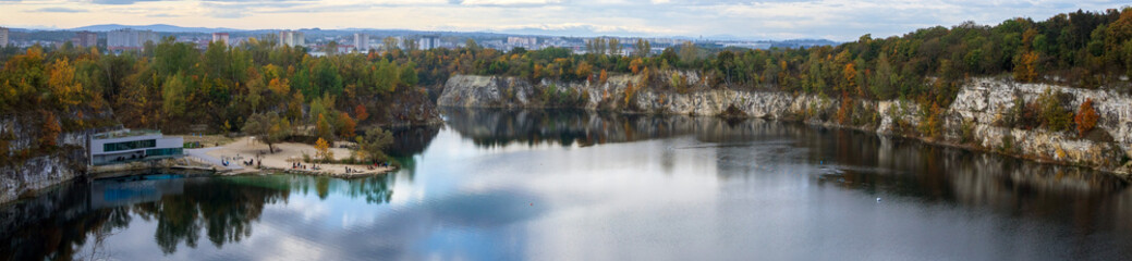 Polska, Kraków, okolice byłego kamieniołomu na Zakrzówku. Piękna jesienna aura w promieniach słońca. 
