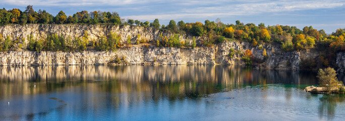 Polska, Kraków, okolice byłego kamieniołomu na Zakrzówku. Piękna jesienna aura w promieniach słońca. 