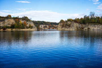 Obraz premium Polska, Kraków, okolice byłego kamieniołomu na Zakrzówku. Piękna jesienna aura w promieniach słońca. 