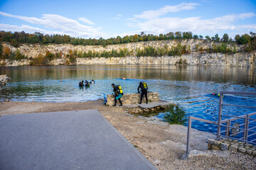 Polska, Kraków, okolice byłego kamieniołomu na Zakrzówku. Piękna jesienna aura w promieniach słońca.  © Roman Trojanowski