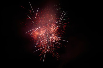 夏祭りの花火大会。打ち上げ花火のイメージ。