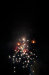 夏祭りの花火大会。打ち上げ花火のイメージ。