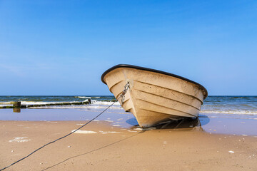 Fischerboot und Buhne am Strand von Bansin auf der Insel Usedom