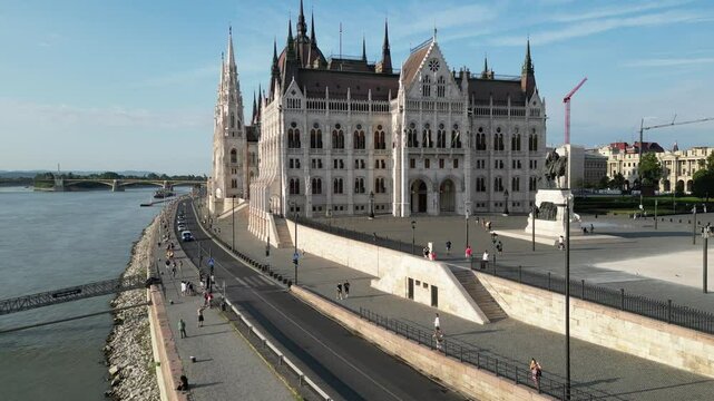 Vue a&eacute;rienne panoramique de la ville capitale Budapest avec parlement hongrois Orsz&aacute;gh&aacute;z gothique en bord de rivi&egrave;re Danube, Hongrie, Europe
