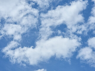 Obraz premium blue sky high shape outdoor group of white abstract clouds background in summer gradient light beauty background. beautiful bright cloud and calm fresh wind air