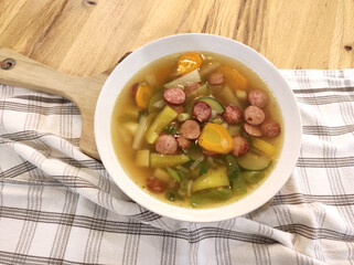 Gemüsesuppe mit Mettwurst