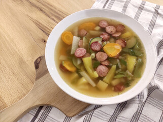 Gemüsesuppe mit Mettwurst