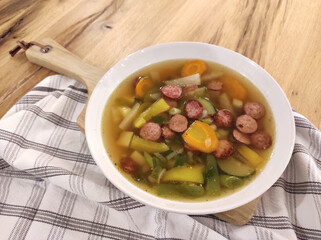 Gemüsesuppe mit Mettwurst