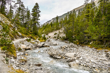 Zernez, Ofenpass, Bach, Ova dal Fuorn, Wanderweg, Uferweg, Passstrasse, Engadin, Nationalpark, Alpen, Herbst, Herbstfarben, Graubünden, Schweiz