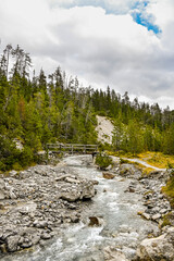 Fototapeta premium Zernez, Ofenpass, Bach, Ova dal Fuorn, Wanderweg, Uferweg, Passstrasse, Engadin, Nationalpark, Alpen, Herbst, Herbstfarben, Graubünden, Schweiz