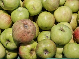 apples lie in a basket on a shelf in a store