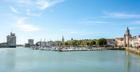 Obraz premium La Rochelle. Vue sur le vieux port de la Rochelle et la Grosse Horloge . Charente Maritime . Nouvelle Aquitaine. France