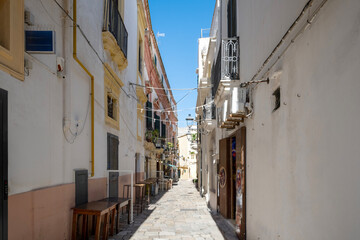 Obraz premium Pedestrian street in the historic district of Gallipoli in Italy