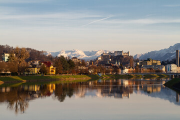 Stadt Salzburg mit der Festung im Herbst und den Bergen im Hintergrund
