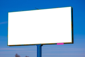 Obraz premium Billboard along the road and highway on a winter snow day. Background for design and advertising. 