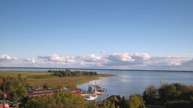 Blick auf Barnstorf am Saaler Bodden bei Wustrow auf Fischland