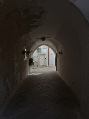 Obraz premium Elevation of buildings in the old city center. Narrow street with tenement houses in the old city. Bari, Italy.
