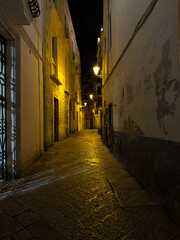 Obraz premium Elevation of buildings in the old city center. Narrow street with tenement houses in the old city. Bari, Italy.