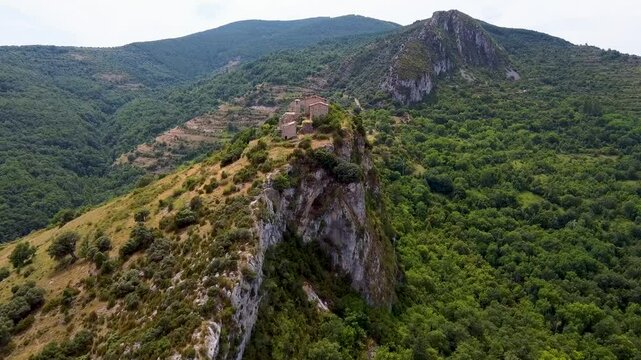 Pueblo en la cresta de la monta&ntilde;a