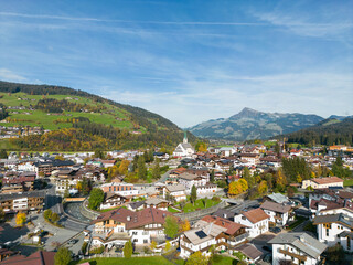 Fototapeta premium Kirchberg in Tirol in den Kitzbüheler Alpen