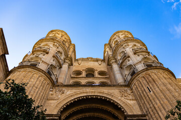 Fachada majestuosa de la catedral