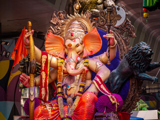 Obraz premium Big statues of Lord Ganesha during Ganesh Visarjan