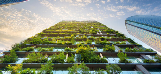 *Architettura sostenibile*: immagini di edifici ecologici, giardini verticali o tetti verdi.
